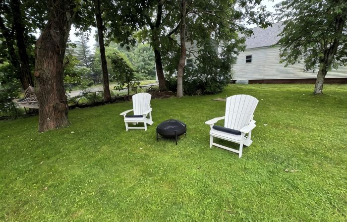 Charming Victorian Estate with AC, WiFi with water views in East Boothbay