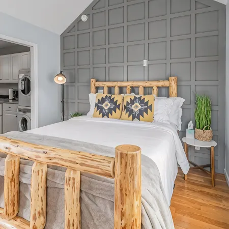 Cozy Queen, Private Bathroom and Entryway