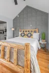 Cozy Queen, Private Bathroom and Entryway
