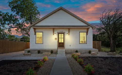 Stay in this Brand-New Luxury Villa! Near Baylor University and Silos!! - Homestays
