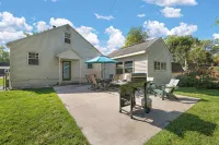 M2 -Relaxed Beach Stay • Fenced Yard, Fire Pit & 2 Living Areas, Pets Welcome - Wifi