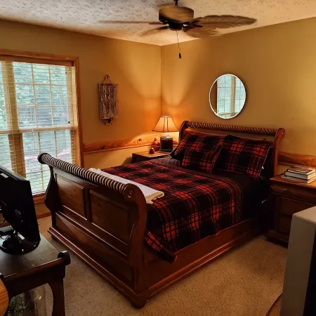 'BEARADISE CHALET' UNIQUE Secluded Retreat Estate (WHO'LD GUESS IT'S IN TOWN