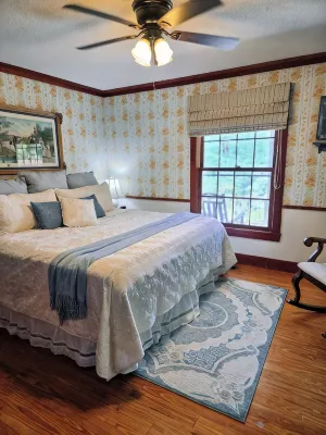 Stunning Mountain Views with Hot Tub & 2 King Suites! Private & Peaceful.