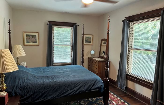 Cozy Brick house - 3 BR,  2 1/2 Bath, fenced in back yard with privacy fence.
