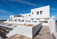 Marvarit Suites Hôtels à proximité de : Plage de Monolithos