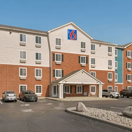 Motel 6 Suites Cincinnati Sharonville, OH