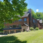 Large Family Lodge w/ Hot Tub, Sports Game Room, Gaming Room, and Pet Friendly! - Boutique