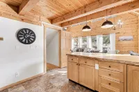 Cabin - Hot Tub w Outdoor TV, Sleeps 12, King Bed, Dogs ok - Alphydda