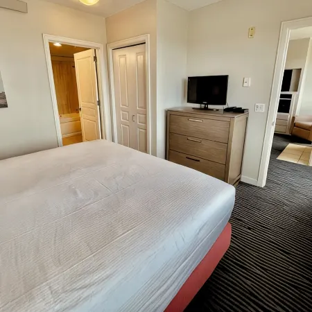 Seaside Getaway: Your Beachfront Resort Retreat on the Promenade.