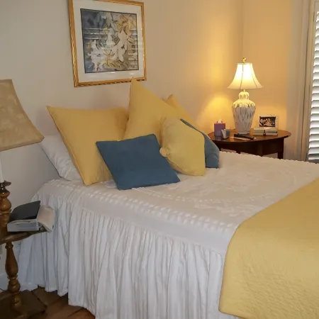 'Beneath the Branches' Cottage Steps to Golf, Tennis, Pool. Pet-Friendly!