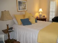 'Beneath the Branches' Cottage Steps to Golf, Tennis, Pool. Pet-Friendly!