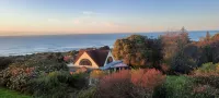 Oceanview Chalet with Floor-to-Ceiling Windows - Your Serene Escape. - Homestays