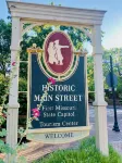 Walk to St Charles Main St. Shops, Eateries & Bars! - Homestays