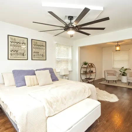 Luxurious 5-Bedroom Lakeside Retreat with Hot Tub, Fire Pit and Dolly Room