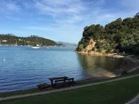 The Beach Bach - Water's Edge, Bay of Islands Hotels in Opua