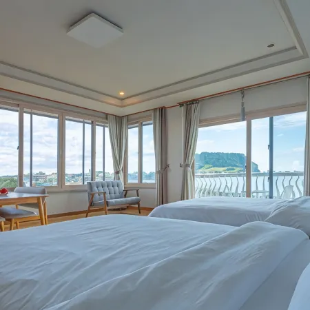 Seogwipo Sunrise House Pension Отели рядом с достопримечательностью «Чхон-Канса»