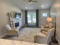 Simply Charming Nest-Nearly brand new, central, super clean, well appointed.