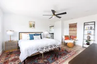 Expansive 270° Red Rock Views, nearby Hiking, Hot Tub, 4-minute walk to uptown! - 4-نجوم