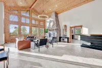 Designer Mountain Chalet • 1 Acre • Dual Primary Suites • Game Room • Sleeps 12 - Boutique