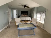 Belle of the Beach: 30 ft to Gorgeous Private Beachfront Home Sleeps up to 13 - Parvekkeita