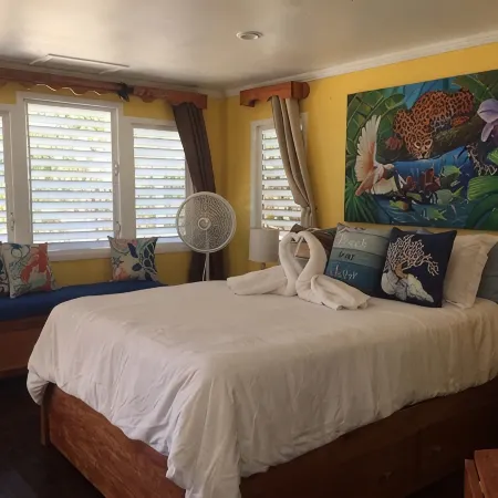 Beach Front Cottage in the heart of Placencia Village