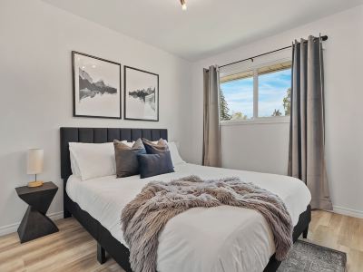Stylish Drumheller Retreat: Steps from the Red Deer River!