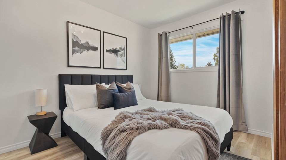 Stylish Drumheller Retreat: Steps from the Red Deer River!