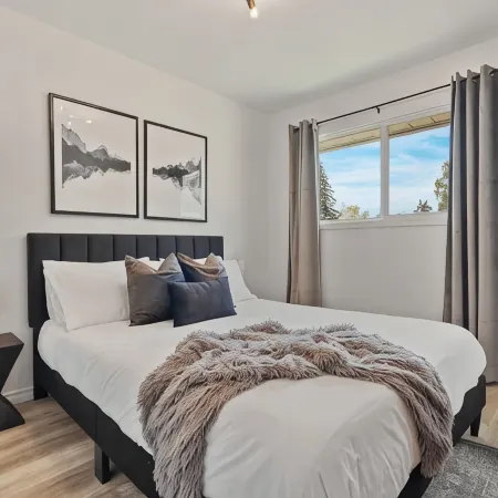Stylish Drumheller Retreat: Steps from the Red Deer River! Отели в г. Драмеллер