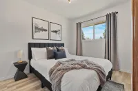 Stylish Drumheller Retreat: Steps from the Red Deer River!