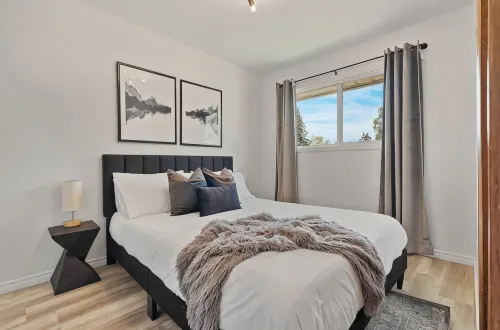 Stylish Drumheller Retreat: Steps from the Red Deer River!