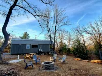 Cozy tiny cabin nested in the trees in a lake community, peaceful countryside. Hotels in Bryan County
