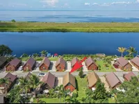 Vibrant Sunsets and Lush Landscaping on Lake Okeechobee オキチョービーのホテル