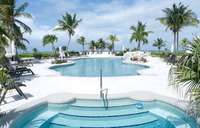 3 bedroom beachfront penthouse with stunning views!