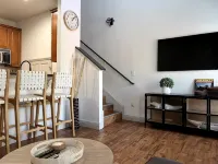 Amazing Location!  Alberts Place @ Midtown w/parking Walk to UF and the Stadium. - balcón