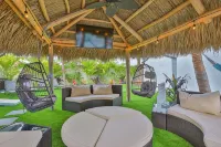 Huge Cove Home w Tiki and Spa+ Bikes, Minutes to Ocean - 3성급