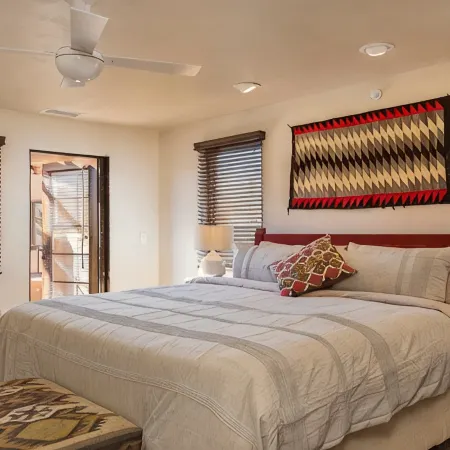 Luxury 3-bdr, 3-bath condo 3 blocks from Plaza downtown with underground parking