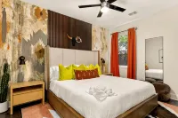 Heated Pool, MiniGolf, Karaoke, Game Room, Spa, 2mi to DT - SoCo Cowgirl -  Ferienhäuser