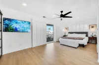 Luxury Villa in Belmont Shores 4 Bedrooms 3 Bath - Bungalows