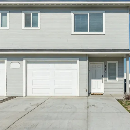 Spacious kitchen suitable for large groups, close to shopping, parks & wineries.