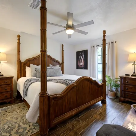 Secluded 4 bedroom farmhouse nestled on 8 acres with large lawn and oak trees. Hoteles en Broken Bow
