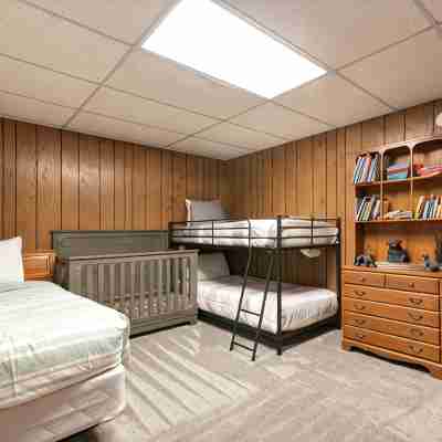 Beautiful Lake View Cabin with Private Beaches Rooms