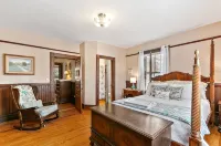Twin Maples Farmhouse-Walk to Dining, Shops & Pubs - 4-Star
