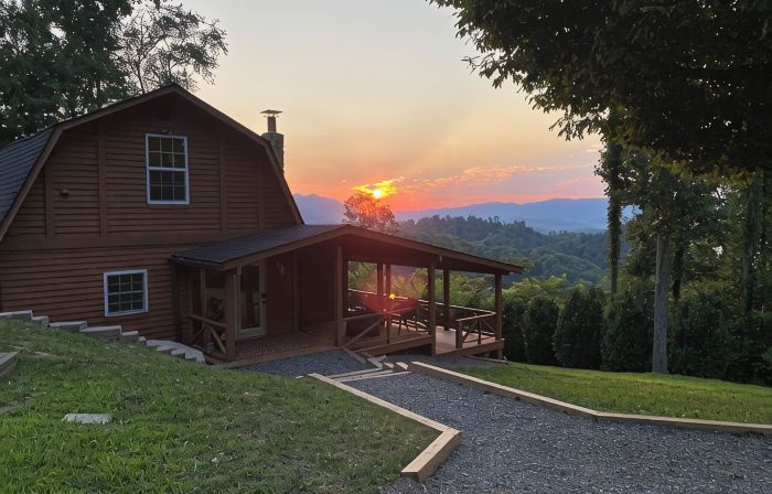 Stunning, Mtn-Top, Lakeview Cabin on Private 8 acres