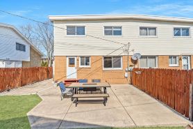 Beautifully Renovated 4 bedroom/2.1 Bathroom Townhome in Des Plaines!