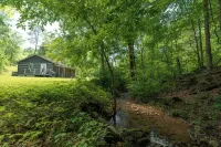 Moonshine Cabin with a nice yard on the creek in the shadows of the Smokies - Hot Tub