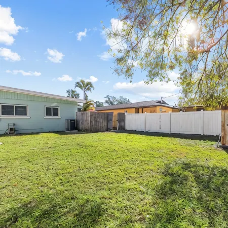 Pet Friendly. Minutes to Beaches. Charming 2-bedroom house in adorable Sarasota.