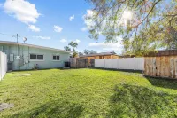 Pet Friendly. Minutes to Beaches. Charming 2-bedroom house in adorable Sarasota. - Wifi