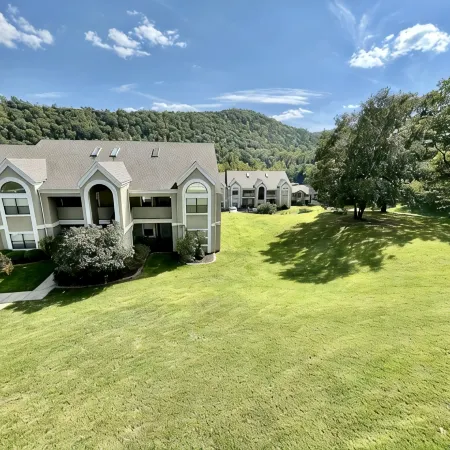 Lissa's Retreat- 4 BDRM 3 BA Sleeps 12! Indoor Pool, Gym, Fishing, Golf, & Park