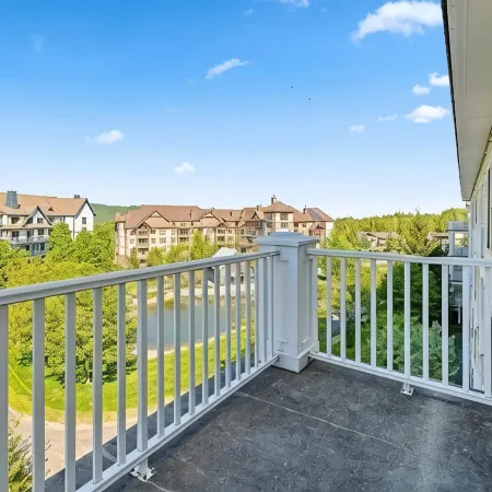 Beautifully renovated 2 bedroom condo in Stratton VT - walk to Village/Lifts!