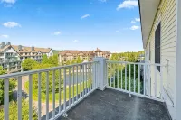 Beautifully renovated 2 bedroom condo in Stratton VT - walk to Village/Lifts! - balcony